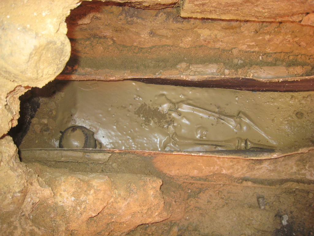 Seconda sepoltura con sarcofago realizzato in piombo, foto concessa dalla Soprintendenza BB.CC.AA. di Palermo.