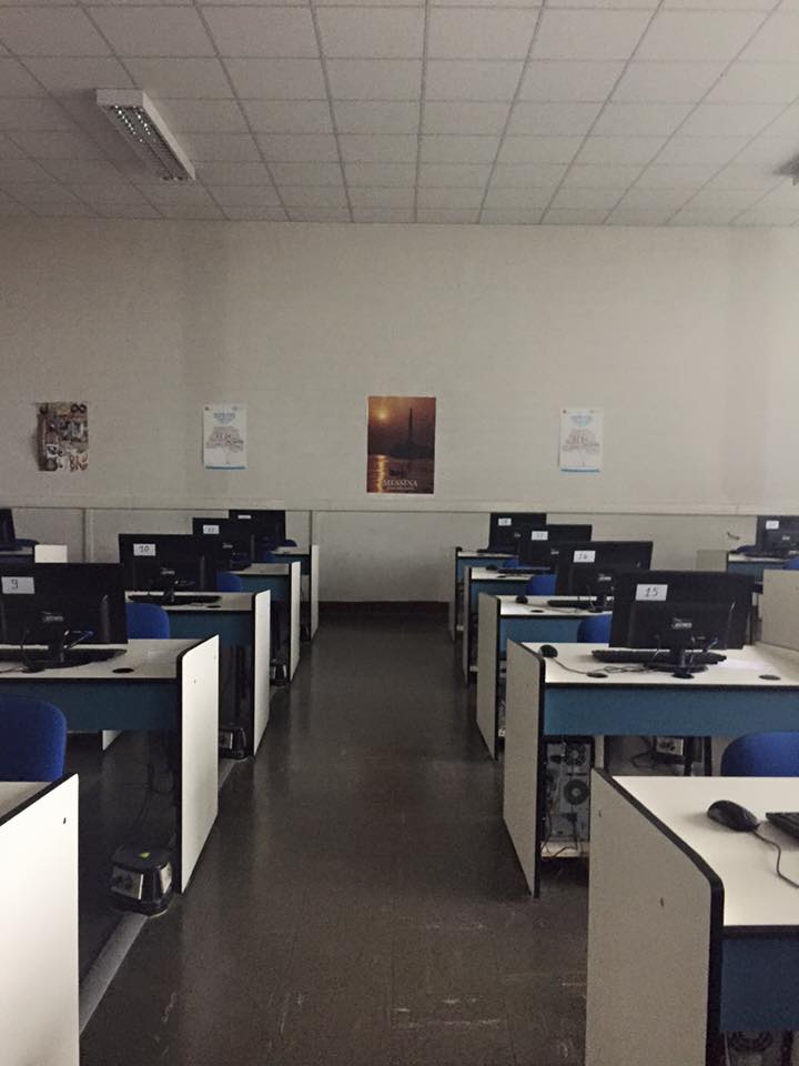 Laboratorio PC, aula 39, ITC A. Bordoni, aula in cui ha insegnato il Prof. Placido Luca Mazzaglia e in cui aveva lasciato un poster di Messina.